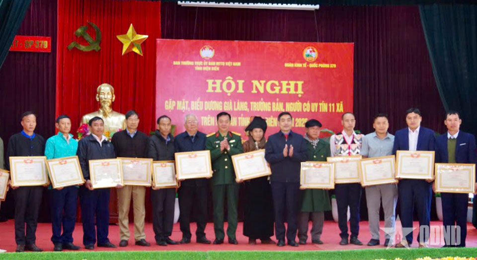 Điện Biên: Khám bệnh, cấp thuốc miễn phí và trao 90 suất quà tặng già làng, trưởng bản